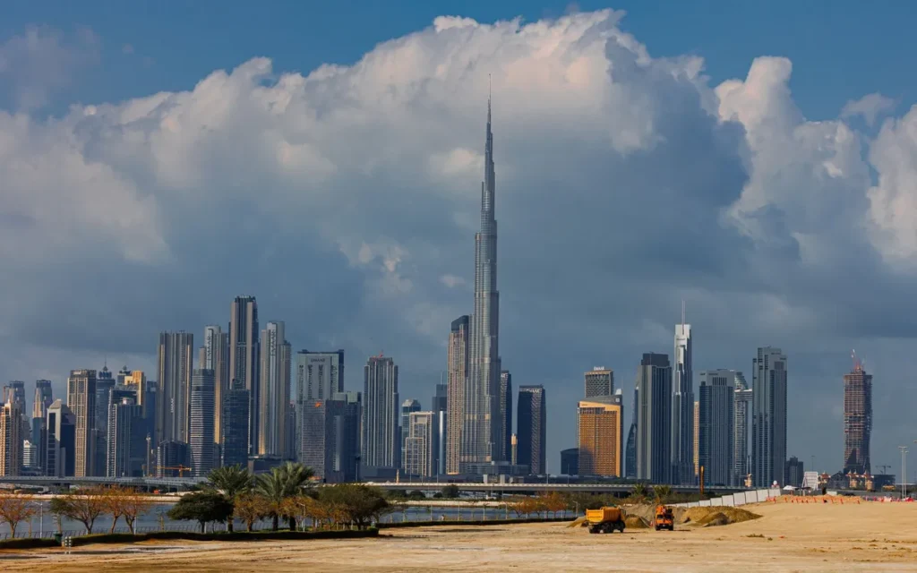 Skyline van Dubai met de Burj Khalifa boven de wolkenkrabbers onder een blauwe lucht met stapelwolken