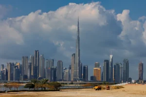 Skyline van Dubai met de Burj Khalifa boven de wolkenkrabbers onder een blauwe lucht met stapelwolken