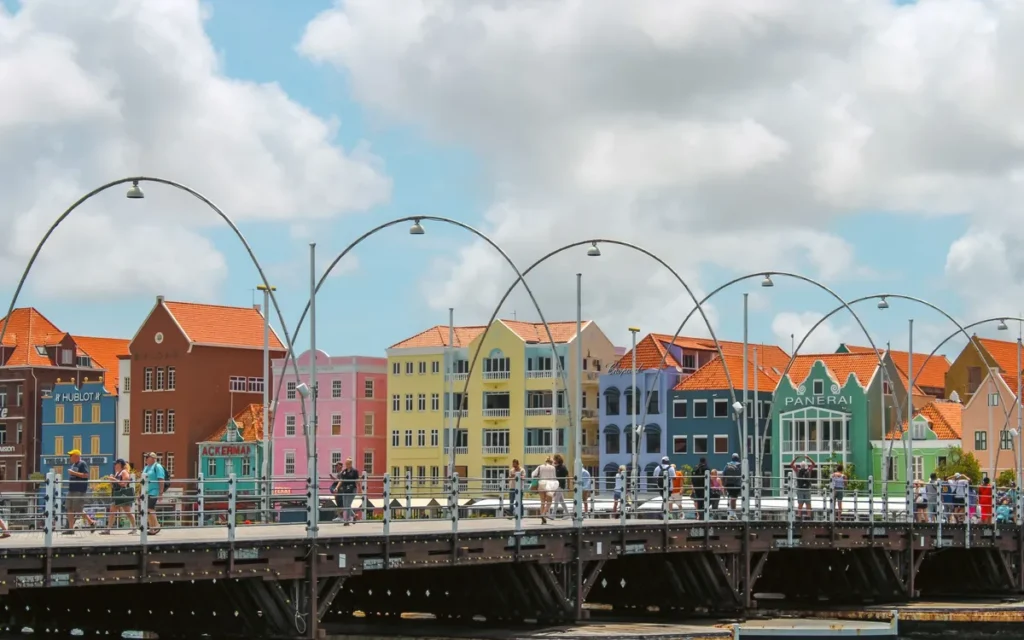 Gekleurde historische panden aan de Handelskade en de Koningin Emmabrug in Willemstad, Curaçao