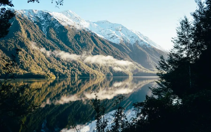 Spiegelend meer met besneeuwde bergen in Nieuw-Zeeland