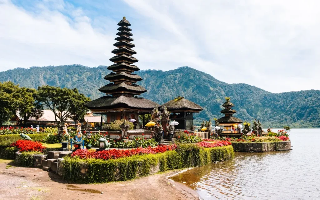 Pura Ulun Danu Bratan, een tempel met meerdere daken aan het Bratanmeer met bloemen en bergen