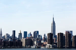 Skyline van Manhattan met het Empire State Building, gezien vanaf de overkant van de East River op een heldere dag