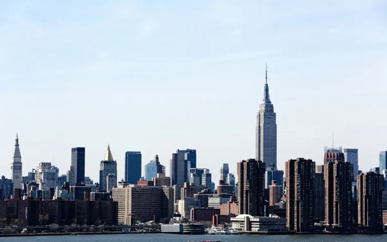 Skyline van Manhattan met het Empire State Building, gezien vanaf de overkant van de East River op een heldere dag