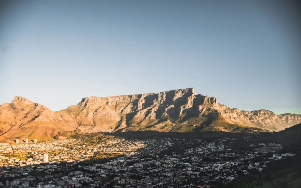 De Tafelberg in het warme ochtendlicht boven de huizen van Kaapstad