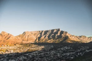 De Tafelberg in het warme ochtendlicht boven de huizen van Kaapstad