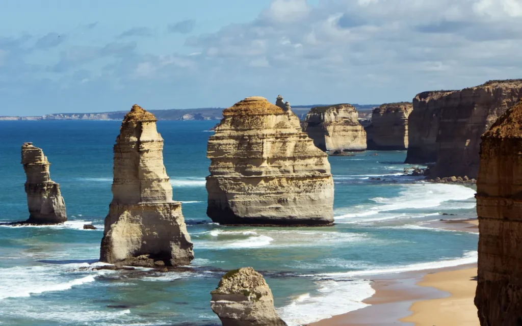 Kalksteenpilaren van de Twelve Apostles in de branding langs de Great Ocean Road