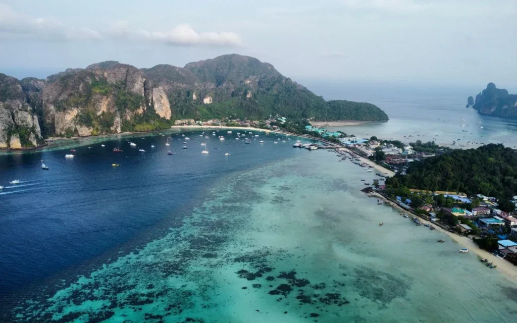 Uitzicht over de turquoise baai van Koh Phi Phi met kalksteenrotsen in Thailand