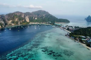 Uitzicht over de turquoise baai van Koh Phi Phi met kalksteenrotsen in Thailand