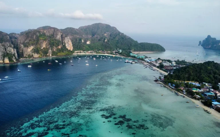 Uitzicht over de turquoise baai van Koh Phi Phi met kalksteenrotsen in Thailand
