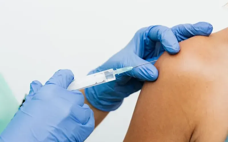 Reiziger krijgt een vaccinatie in de bovenarm