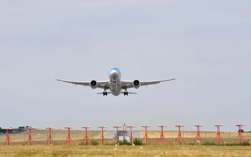 Vliegtuig stijgt op vanaf de startbaan