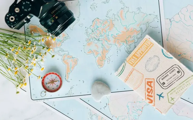 Wereldkaart met een paspoort vol visumstempels